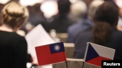 資料照片：2023年3月27日，在台北舉行的台捷經濟合作會議會場上的台灣與捷克旗幟。(路透社照片)