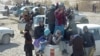 Para migran Afghanistan berdiri di atas truk pick-up saat mereka melewati jalan untuk melintasi perbatasan antara Afghanistan, Iran dan Pakistan di pinggiran Zaranj. (Foto: Wakil KOHSAR/AFP)