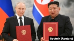 俄羅斯總統普京與北韓領導人金正恩在平壤舉行的簽署儀式上合影。 （2024年6月19日）