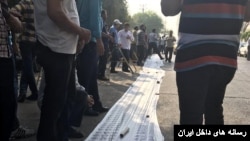 اعتراضات کارگران فولاد اهواز با پهن‌کردن سفره‌های خالی. آرشیو