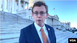 美國南達科他州共和黨籍聯邦眾議員達斯蒂·約翰遜接受美國之音採訪。（2024年2月4日，美國之音李逸華拍攝）