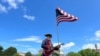 Cientos de personas acuden a la sede del Archivo Nacional, donde se encuentra expuesta en exhibición permanente la Declaración de Independencia firmada el 4 de julio de 1776, para celebrar el Día de la Independencia de EEUU, en Washington, el 4 de julio de 2023. 