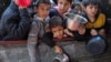 Anak-anak Palestina menunggu untuk menerima makanan yang dimasak oleh dapur amal di tengah kekurangan pasokan makanan di Rafah, di selatan Jalur Gaza, 5 Februari 2024. (Foto: Reuters)