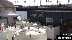 Sebuah proyek percobaan perusahaan rintisan Captura di Pelabuhan Los Angeles dapat menghilangkan sebanyak 100 ton karbon dari laut setiap tahunnya. (VOA videograb)
