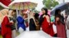 Sejumlah pemilih perempuan menunggu giliran mencoblos di sebuah tempat pemungutan suara di Bogor, Jawa Barat, Rabu, 14 Februari 2024. (Foto: Kim Kyung-Hoon/Reuters)