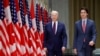 El presidente estadounidense Joe Biden y el primer ministro canadiense Justin Trudeau hablan mientras asisten a un discurso ante el Parlamento canadiense, en Ottawa, Canadá, el 24 de marzo de 2023. 