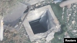 Militer Israel menunjukkan jaringan bawah tanah Hamas yang terlihat terbuka di Rumah Sakit Sheikh Hamad, di lokasi yang disebut sebagai Gaza dalam gambar yang diambil dari video yang dirilis pada 5 November 2023. (Pasukan Pertahanan Israel/Handout via REUTERS)
