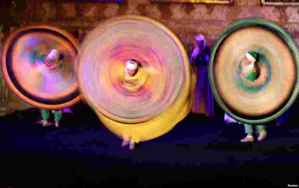 Penari tradisional menampilkan Tanoura, tarian Sufi versi Mesir, pada bulan suci Ramadan, di Istana Al Ghouri di kawasan Islam lama Kairo, 12 April 2023.