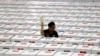 Seorang pekerja membawa bahan pemilihan saat menyiapkan kotak suara sebelum didistribusikan ke TPS di sebuah gudang di Jakarta, 15 April 2019. (Foto: REUTERS/Willy Kurniawan)