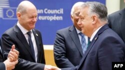 1일 벨기에 브뤼셀 유럽연합(EU) 본부에서 올라프 숄츠(왼쪽) 독일 총리와 빅토르 오르반 헝가리 총리가 악수하고 있다.