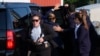 FILE - Kandidat presiden dari Partai Republik mantan Presiden Donald Trump dikelilingi agen Dinas Rahasia, saat ia segera dibawa ke kendaraan akibat luka tertembak di Butler, Pennsylvania, 13 Juli 2024.