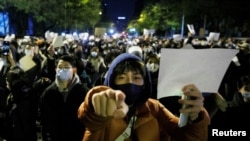北京的年輕人手舉白紙上街示威，抗議新冠清零封控政策。 （2022年11月27日）