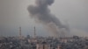 Dim kulja iznad zgrada u Pojasu Gaze posle izraelskog bombardovanja (Foto: AFP/Said Khatib)