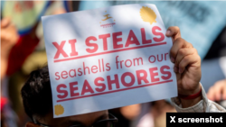 Para pengunjuk rasa di ibu kota Filipina, Manila, mengutuk "agresi" China terhadap Filipina di Laut China Selatan, pada aksi protes 9 April 2024. 