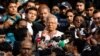 Ekonom penerima Hadiah Nobel, Muhammad Yunus, memberi keterangan pers setelah divonis hukuman penjara enam bulan atas pelanggaran undang-undang ketenagakerjaan, 1 Januari 2024. (Foto: Mohammad Ponir Hossain/Reuters)