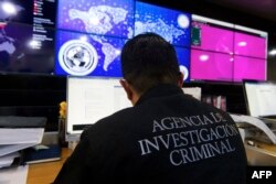 Badan Investigasi Kriminal di Mexico City, 7 Maret 2023. (Foto: CLAUDIO CRUZ/AFP). Tersangka pelaku perdagangan manusia Meksiko, mempromosikan layanan mereka di TikTok untuk menggiring migran ke Amerika Serikat. Dengan pesan bertajuk "Berangkat akhir pekan ini" pada aplikasi tersebut, seolah-olah menyajikan rencana perjalanan wisata.