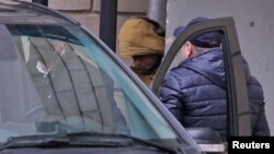월스트리트저널 모스크바 지국 소속 에반 게르시코비치(가운데) 특파원이 30일 모스크바 레포르토보 지방법원에서 비공개 심리를 마친 뒤 호송 차량에 탑승하고 있다.