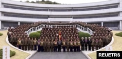 지난 10일 김정은 북한 국무위원장이 김정일군정대학을 둘러본 후 단체사진을 찍고 있다.