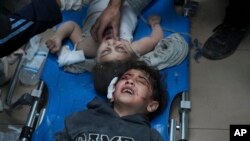 Palestinyen ki blese nan bonbadman Izrayel fe nan Gaza rive lopital vil Deir al-Balah, 15 Nov. 2023.