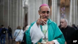 Uskup Agung La Plata, Victor Manuel Fernandez, tersenyum setelah memimpin misa di Katedral La Plata, Argentina, pada 9 Juli 2023. (Foto: AP/Natacha Pisarenko)