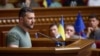 Presiden Ukraina Volodymyr Zelenskyy berbicara dihadapan anggota parlemen dalam peringatan Hari Konstitusi Ukraina di Kyiv, pada 28 Juni 2023. (Foto: Ukrainian Presidential Press Office via AP)