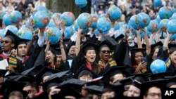 2019年5月30日，哈佛大學肯尼迪政府學院的畢業生在畢業典禮上歡慶。（美聯社照片）