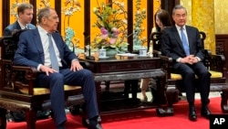 Menteri Luar Negeri Rusia Sergey Lavrov (kiri) dan Menteri Luar Negeri China Wang Yi dalam pertemuan bilateral di Beijing, China, Senin, 8 April 2024.(Foto: Russian Foreign Ministry Press Service via AP_