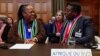 FILE - Menteri Luar Negeri Afrika Selatan Naledi Pandor (kiri) dan Duta Besar Afrika Selatan untuk Belanda Vusimuzi Madonsela di Mahkamah Internasional (ICJ), Den Haag, Belanda, 26 Januari 2024. (REUTERS/Piroschka van de Wouw)