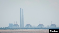 FILE: Pemandangan Pembangkit Listrik Tenaga Nuklir Zaporizhzhia dari tepi Waduk Kakhovka dekat kota Nikopol setelah bendungan Nova Kakhovka jebol, di tengah serangan Rusia ke Ukraina, di wilayah Dnipropetrovsk, Ukraina 16 Juni 2023. (REUTERS/Alina Smutko)