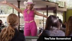 Adegan dari film "Barbie" oleh Warner Bros. Vietnam melarang itu karena adegan yang menampilkan peta yang memperlihatkan wilayah yang diklaim China secara sepihak di Laut China Selatan. (Foto: YouTube)