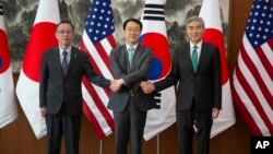 Utusan dari Jepang, Korea Selatan, dan AS berjabat tangan sebelum pertemuan mereka di Kementerian Luar Negeri di Seoul, Korea Selatan, 7 April 2023. (Foto: via AP)