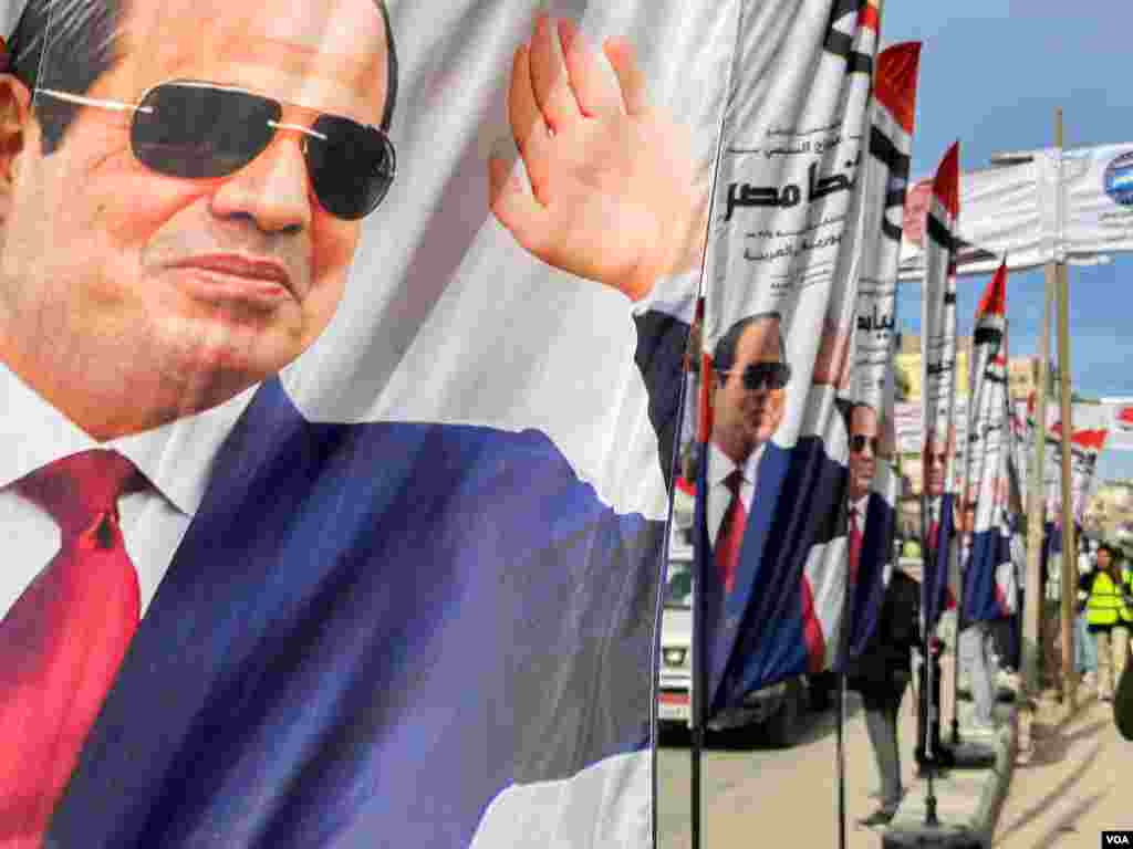 Along with President Sissi, the army chief who clinched 97% wins in 2018 and 2014, three low-profile three politicians made the race, while his most prominent competitor, a former opposition lawmaker, withdrew citing harassment. In Arish, Egypt, Dec. 10, 2023. (Hamada Elrasam/VOA)