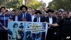 یهودیان ایرانی ساکن تهران در گردهمایی حکومتی محکومیت حملات اسرائیل به غزه. ۸ آبان