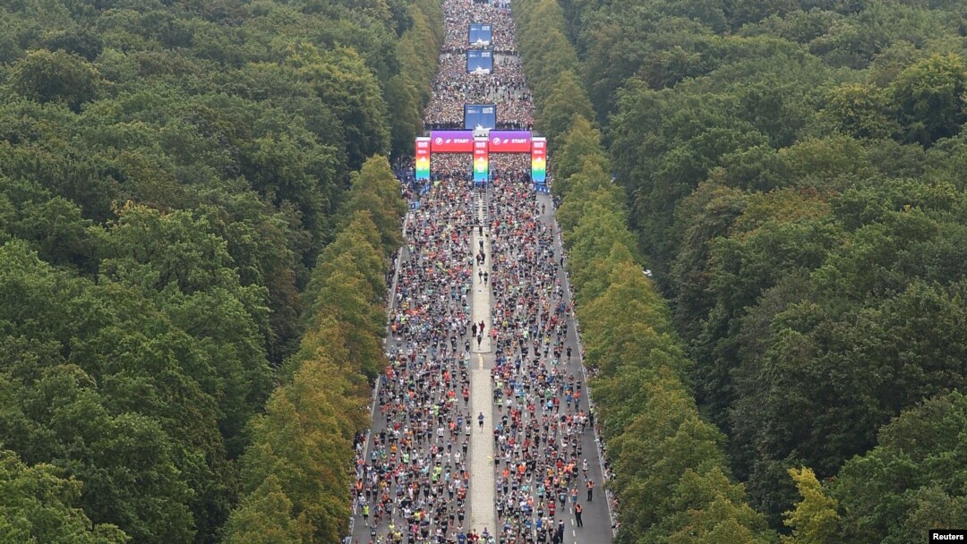 A general view of runners during the Berlin Marathon, Sept. 24, 2023.