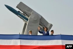 Presiden Taiwan Tsai Ing-wen (tengah) melambaikan tangan dalam upacara penyerahan dua kapal fregat berpeluru kendali kelas Perry dari AS ke Angkatan Laut Taiwan, di pelabuhan selatan Kaohsiung pada 8 November 2018. (Foto: AFP)