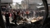 Warga Palestina berkumpul di lokasi serangan Israel di sebuah rumah, di tengah konflik yang sedang berlangsung antara Israel dan Hamas, di Rafah, di selatan Jalur Gaza, 24 Februari 2024. (Foto: REUTERS/Ibraheem Abu Mustafa)