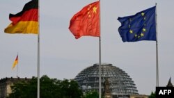 资料照：中国、德国和欧盟旗帜在德国柏林国会大厦外飘扬。
