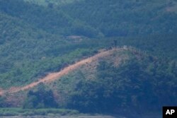 25일 한국 파주 비무장지대 부근에서 바라본 북한 군 초소의 모습.