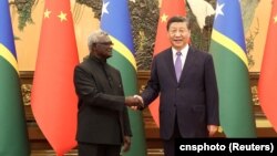 中國領導人習近平在北京人大會堂會見到訪的所羅門群島總理索加瓦雷。 （2023年7月10日）