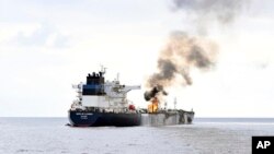 Foto yang dirilis oleh Angkatan Laut India pada 27 Januari 2024 menunjukkan kapal tanker minyak Marlin Luanda yang terbakar setelah mendapat serangan dari Houthi di Teluk Aden. (Foto: Indian Navy via AP)