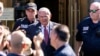 Senatori Bob Menendez duke u larguar nga gjykata federale në Manhatan, 15 korrik 2024 - Nju Jork