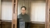 Wartawan Wall Street Journal, Evan Gershkovich, berdiri di dalam kurungan kaca di ruang persidangan di Pengadilan Kota Moskow, pada 20 Februari 2024. (Foto: Moscow City Court via AP)