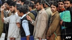 حکومتي شمېرې ښيي په تېرو لسو کالو کې تر ټولو زيات ۹۴۶،۵۷۱ تنان په ۲۰۱۵ کال کې له پاکستانه د کار اؤ ژوند په لټه کې له هیواده بهر نورو هېوادونو ته تللي وو