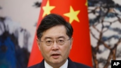 中國外交部長秦剛2023年5月23日在北京與荷蘭外長霍克斯特拉會晤後出席了聯合新聞發佈會。（美聯社照片）