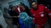 Sejumlah petugas kesehatan mempersiapkan pengiriman para bayi prematur ke Mesir setelah mereka berhasil dievakuasi dari Rumah Sakit Al Shifa di Gaza, pada 20 November 2023. (Foto: AP/Fatima Shbair)