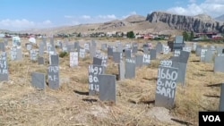 در سنگ مزار این گورستان‌ها به جای نام و دیگر مشخصات هویتی پناهجویان درگذشته، شمارهٔ کارت شناسایی و دیگر مدارک آنان نوشته شده است.