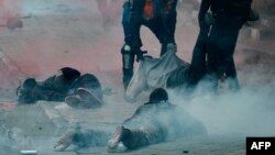 Protestuesit përpiqen të evakuojnë një të plagosur ndërkohë që shihet një viktimë pranë gjatë protestave gjithëpopullore kundër një ligji mbi taksat në Nairobi, më 25 qershor, 2024/AFP