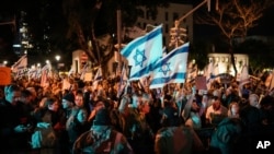 Demonstran memprotes Perdana Menteri Israel Benjamin Netanyahu dan menyerukan pemilihan umum baru, di Tel Aviv, Israel, 17 Februari 2024. (Foto: AP)