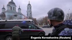Sebuah kendaraan yang membawa reporter The Wall Street Journal Evan Gershkovich yang ditahan karena dicurigai melakukan spionase, meninggalkan gedung pengadilan di Moskow, Rusia, 30 Maret 2023. (REUTERS/Evgenia Novozhenina)