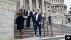 Para anggota DPR AS keluar dari Gedung Capitol setelah rencana terakhir Ketua DPR AS Kevin McCarthy untuk menjaga pemerintahan tetap beroperasi untuk sementara gagal, Jumat 29 September 2023. Kegagalan RUU ini menempatkan jabatan McCarthy dalam bahaya serius.